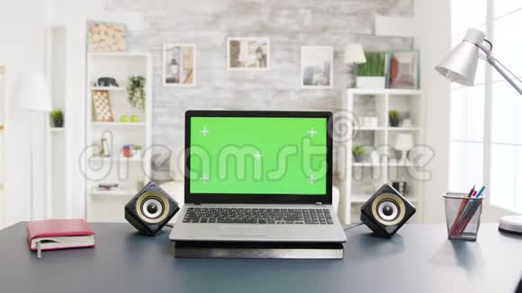 房间里桌子上的绿色屏幕笔记本电脑里面没有人视频的预览图