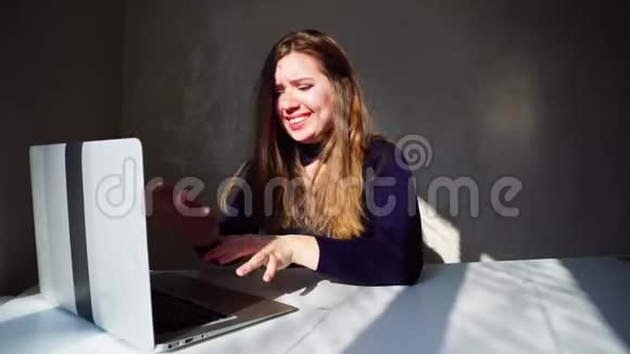 懒惰的学生在笔记本电脑上做个人任务在最后一刻视频的预览图