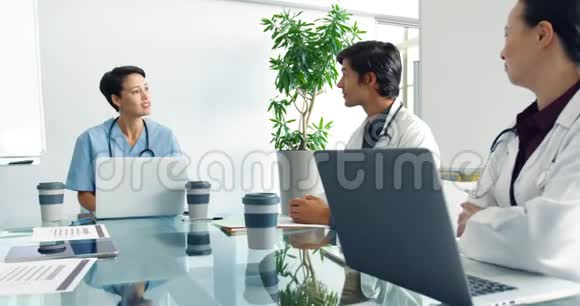 三个医生在一次会议上视频的预览图