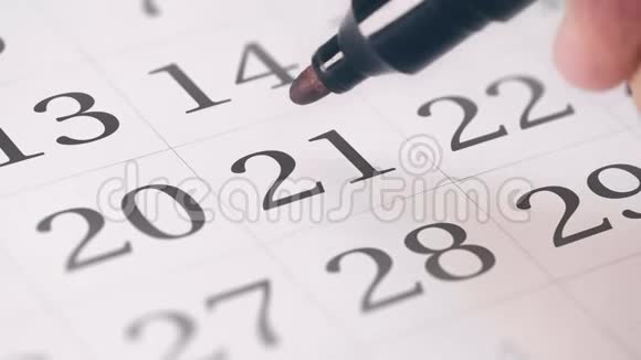 在日历中标注了一个月中的21天变成了日期文本视频的预览图