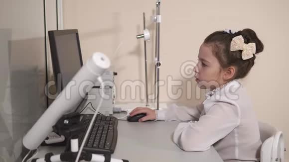 可爱的学生坐在电脑前视频的预览图