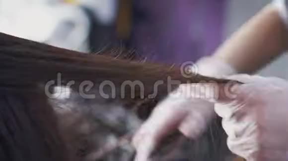 一个梳头女孩的理发师视频的预览图