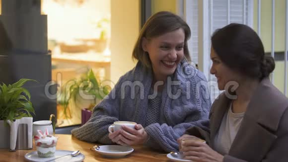 两个最好的女朋友玩得很开心坐在咖啡馆里谈笑风生视频的预览图