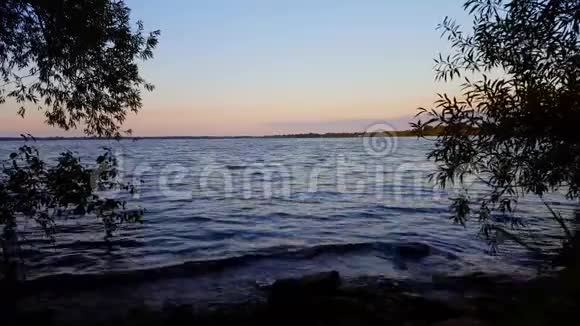 夏日清晨美丽的湖水景色黎明时分红橙色的宁静湖滨风光视频的预览图