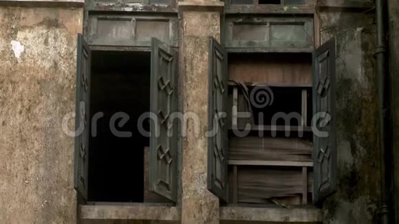 一座旧房子有肮脏的门面和玻璃窗视频的预览图