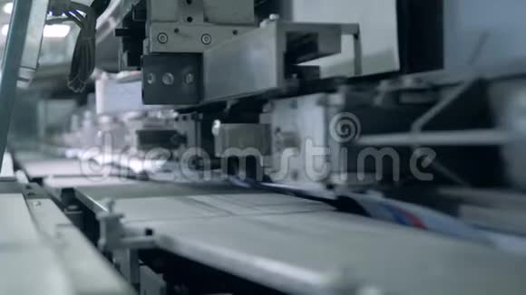 印刷机器在传送带上移动书籍自动化生产视频的预览图