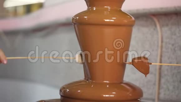 节日的巧克力喷泉视频的预览图