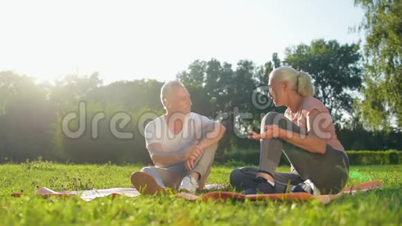 快乐的老夫妇开始在公园里做体育锻炼视频的预览图