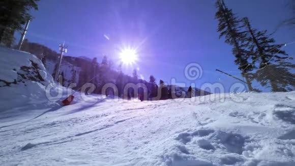 专业骑手在滑雪坡上滚动转身雪飞进照相机视频的预览图
