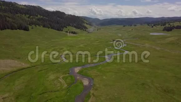 科罗拉多绿色的一条蜿蜒的小河视频的预览图