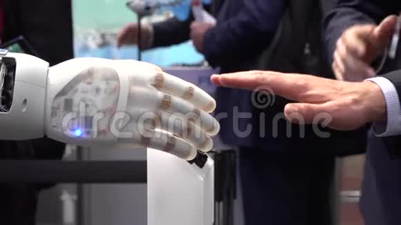 人手和机器人是人与人工智能技术联系的象征视频的预览图