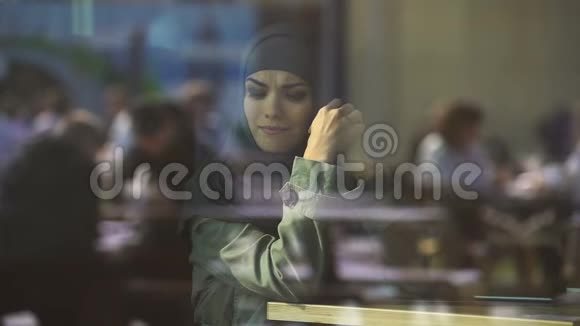 绝望的穆斯林女性在咖啡馆里哭泣忍受孤独羞愧离婚视频的预览图