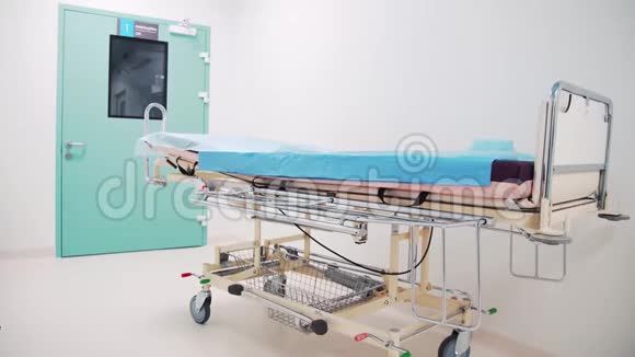 手术室门前病人的空床视频的预览图