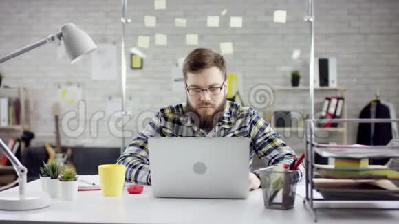 有效率有方法的商人靠在笔记本电脑上完成办公室工作有效的经理对会议感到满意视频的预览图