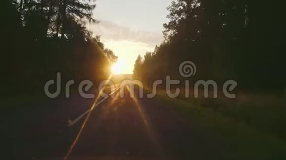 日落时在乡村公路上旅行视频的预览图