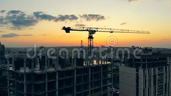 建筑工地与工作蓝色起重机在日落背景视频的预览图