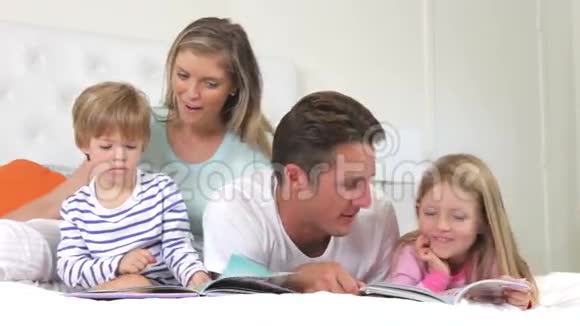 家庭躺在床上一起读书视频的预览图