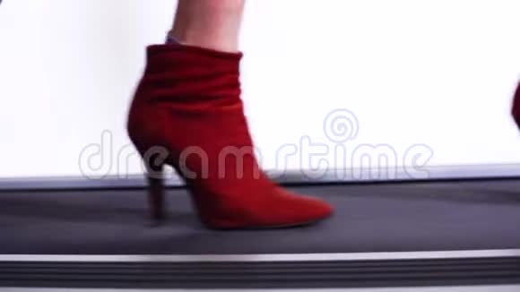 自信的女人带着手提箱走在赛道上穿着时髦的红色靴子穿着高跟鞋关门视频的预览图