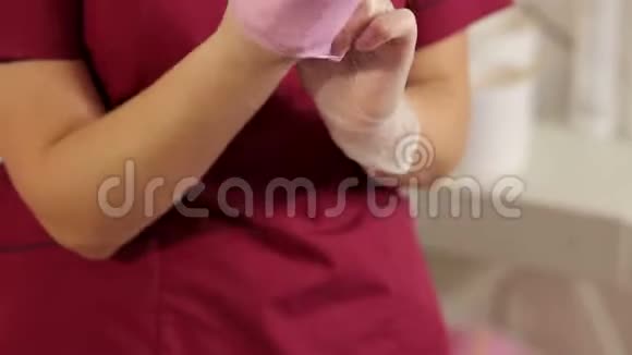 美容师在加糖前戴上粉红色防护手套视频的预览图
