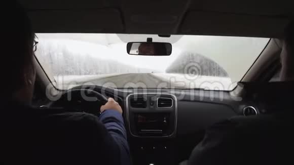 汽车沿着公路行驶从里面看了一眼减速的动作镜头颤抖视频的预览图