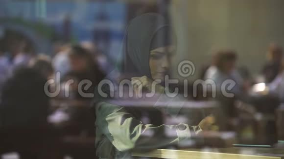 咖啡馆里传统穆斯林头巾中的贫困妇女新国家的困苦视频的预览图