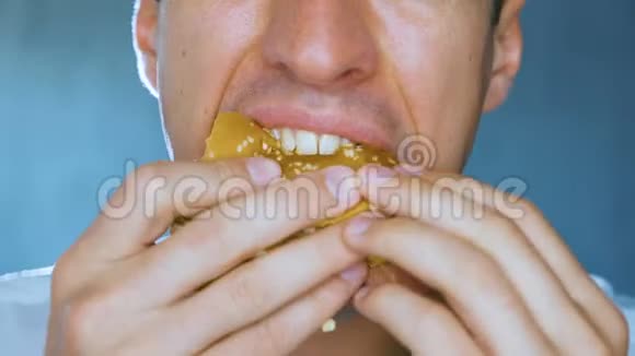 特写男人吃汉堡包快餐芝士汉堡汉堡三明治视频的预览图