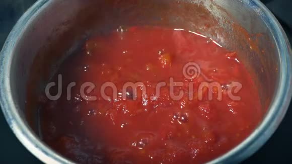剁碎的番茄煮锅视频的预览图