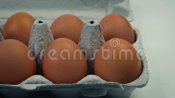 鸡蛋盒里的鸡蛋视频的预览图