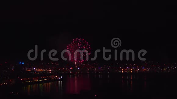 夜空中的烟花在城市上空有一个海湾夜空中爆发出敬礼城市上空的烟火视频的预览图