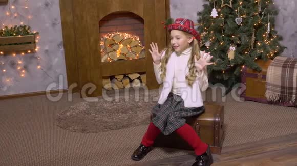 穿着圣诞服装的少女在拍照时摆出一副洗澡的姿势视频的预览图