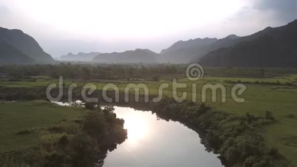 明媚的阳光映照在平静的河流上映衬着花生田视频的预览图
