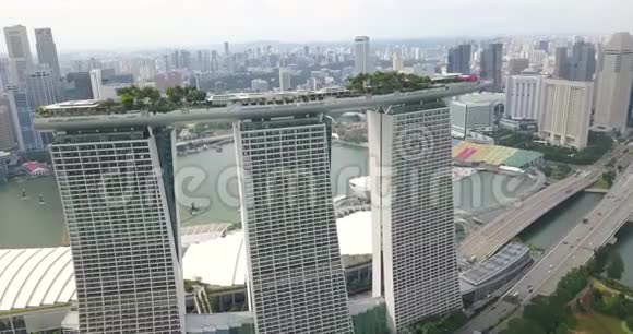 滨海湾金沙酒店的空中镜头和新加坡全景视频的预览图