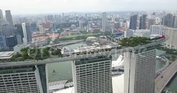 滨海湾金沙的空中景观包括游泳池花园屋顶餐厅和新加坡全景视频的预览图