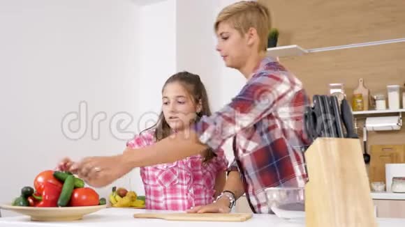 妈妈在厨房切黄瓜视频的预览图