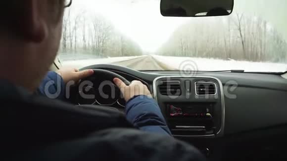 汽车沿着公路行驶从里面看了一眼减速的动作镜头颤抖视频的预览图