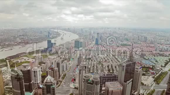 中国上海浦东金融区与红浦江沿岸多条驳船的时间推移视频的预览图