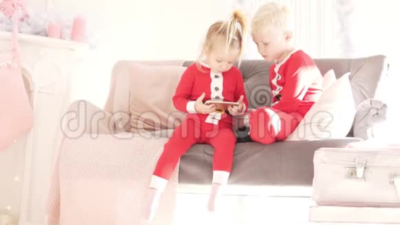 孩子们坐在家里的沙发上视频的预览图