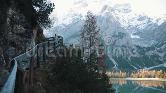 白云石山路一个女人向上走抓住栏杆美丽的风景视频的预览图