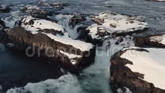 冰岛北部一条山河的鸟瞰图视频的预览图