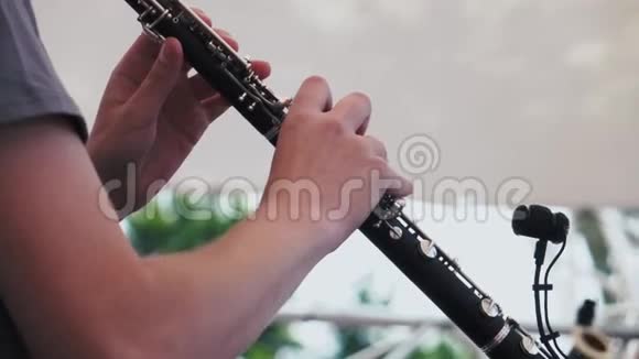 慢动作音乐家在音乐节上演奏单簧管视频的预览图