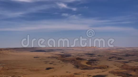 蓝天的石漠景色视频的预览图