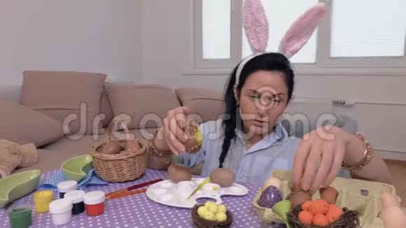 女人玩复活节彩蛋视频的预览图