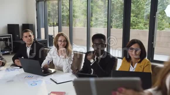 年轻的商业团队会议女经理用数字平板电脑向股东展示财务数据视频的预览图