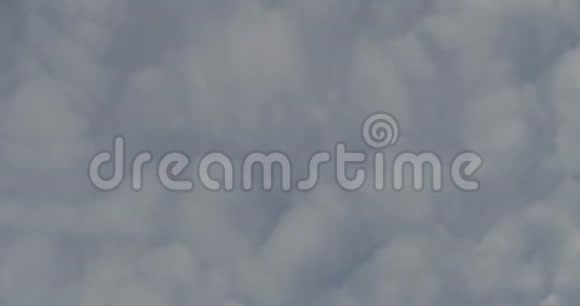 在空中呼吸的飞机在空中飞行视频的预览图