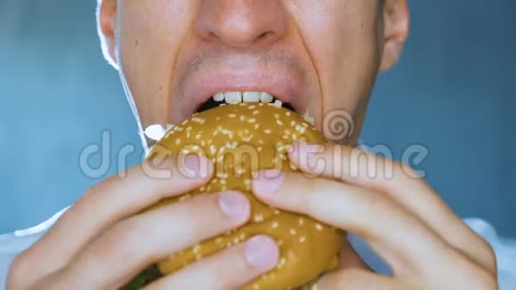 特写男人吃汉堡包快餐芝士汉堡汉堡三明治视频的预览图