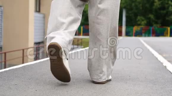 一群穿着鞋子走在瓷砖路上的人城市环境视频的预览图