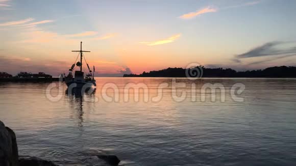 传统的希腊渔船日落视频的预览图