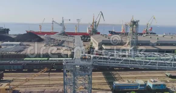 现代海港刮板输送机港口起重机视频的预览图