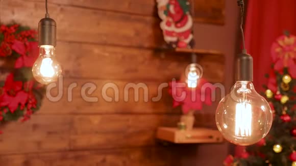 在美丽的圣诞装饰中把挂在墙上的灯具合上视频的预览图