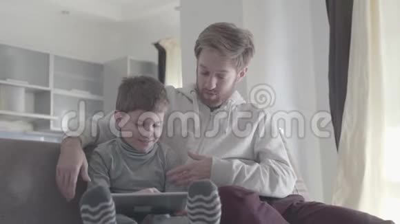 成年男子模仿儿子的行为感到惊讶孩子很快乐很微笑幸福的家庭在一起视频的预览图